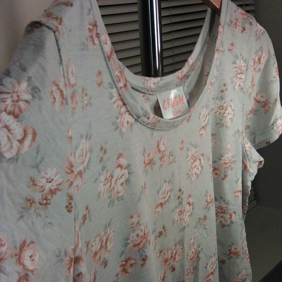 CRUSH by abc family Crossover Split Back Top - Picture 2 of 14